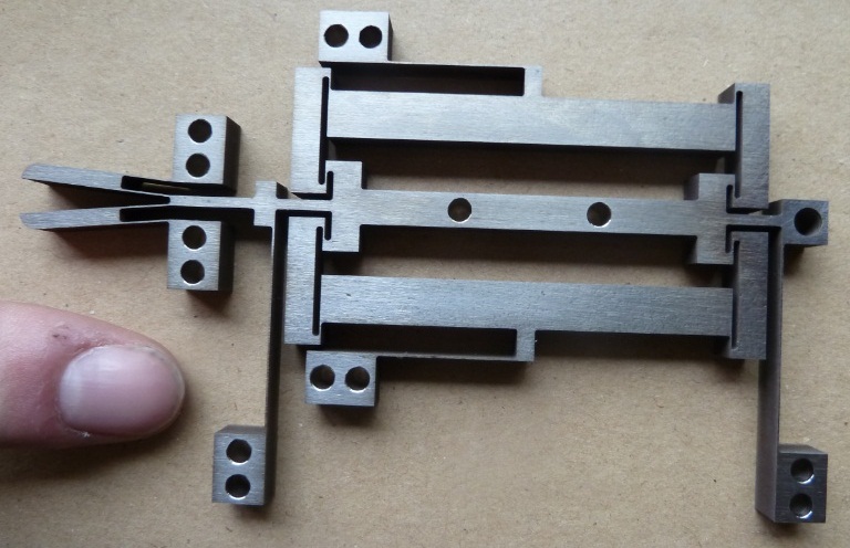 Ontwerp van een statisch gebalanceerde volledig elastische grijper.